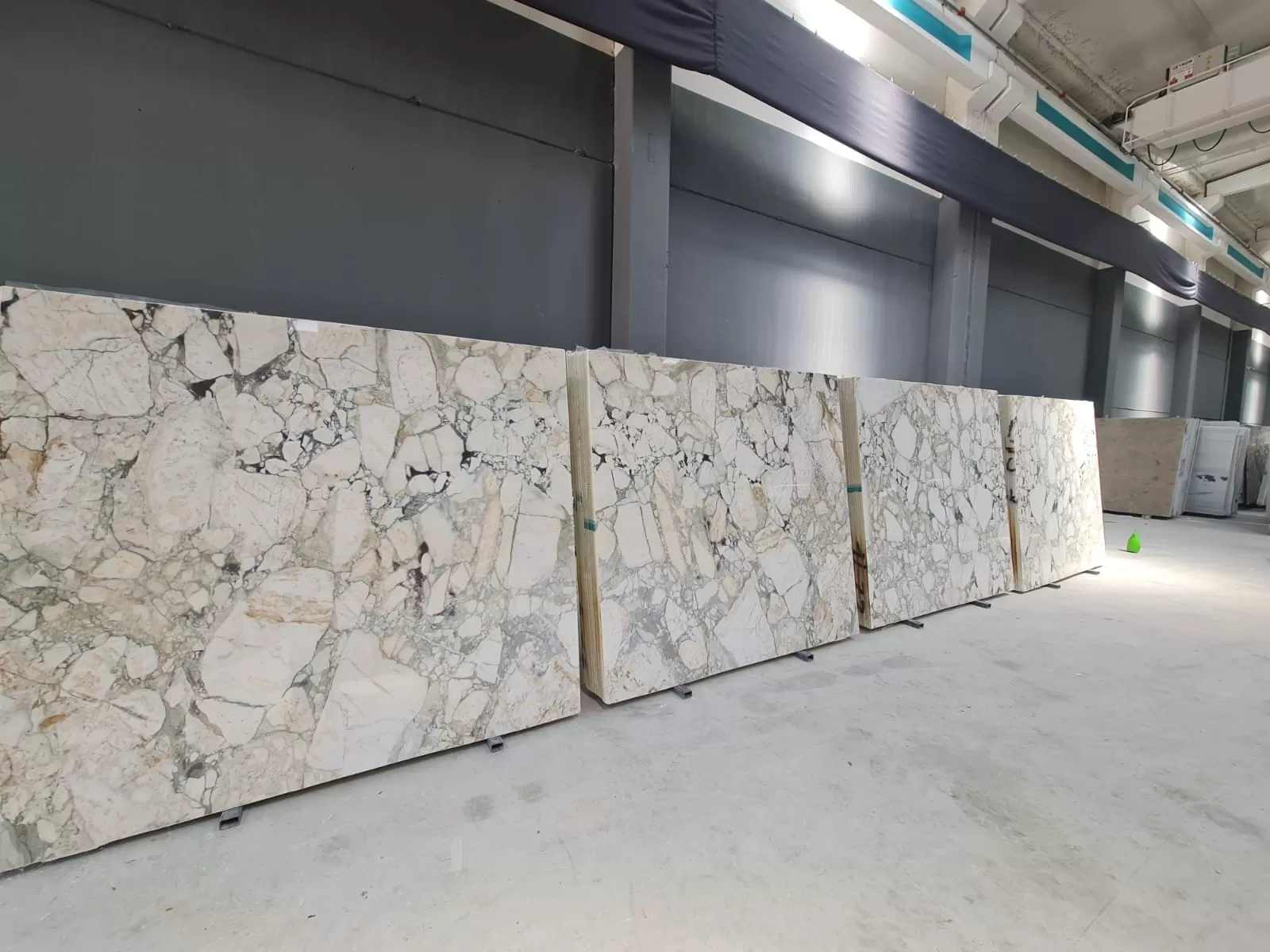 B1067 - 2CM CALACATTA GREEN POLISHED