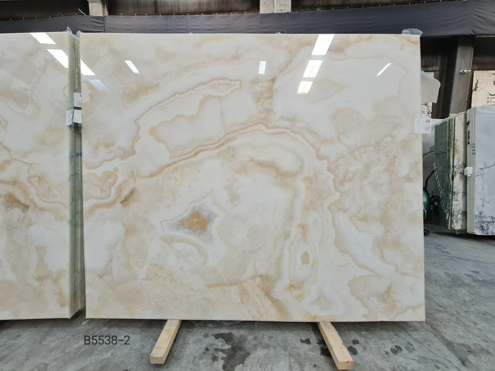 B5538 - 2 CM White Onyx Polished