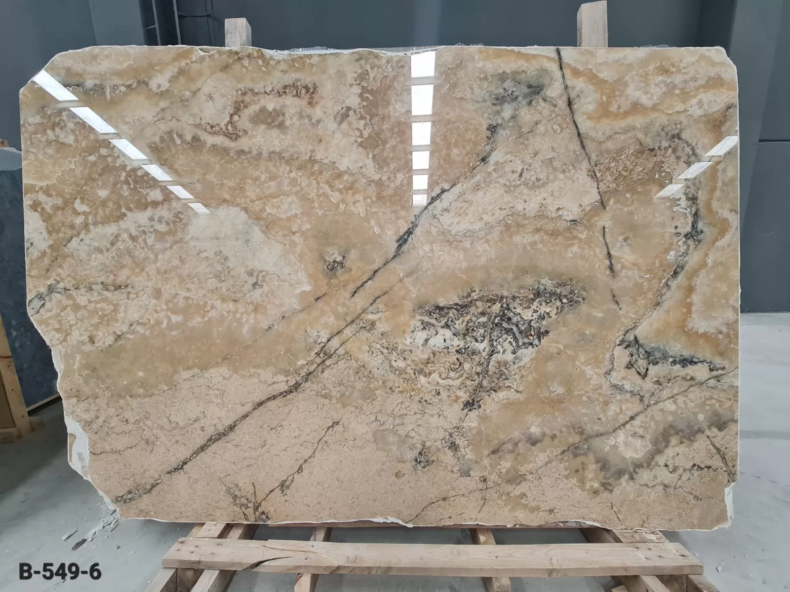 B549 - 2 CM Honey Onyx Polished
