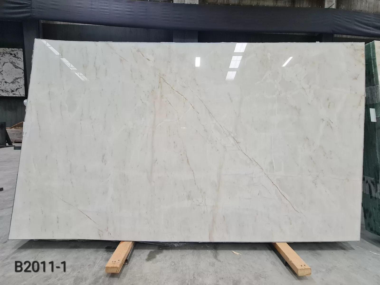 B2011 - 2 CM Calacatta Amber Polished