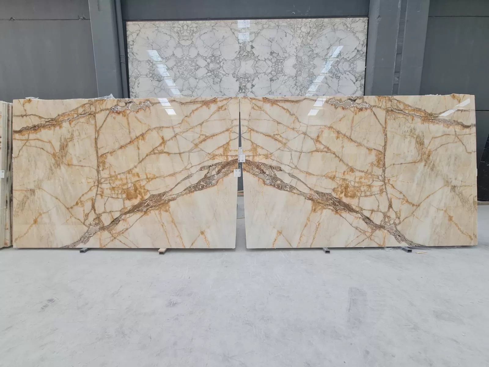 B1321 - 2 CM Gold River Polished