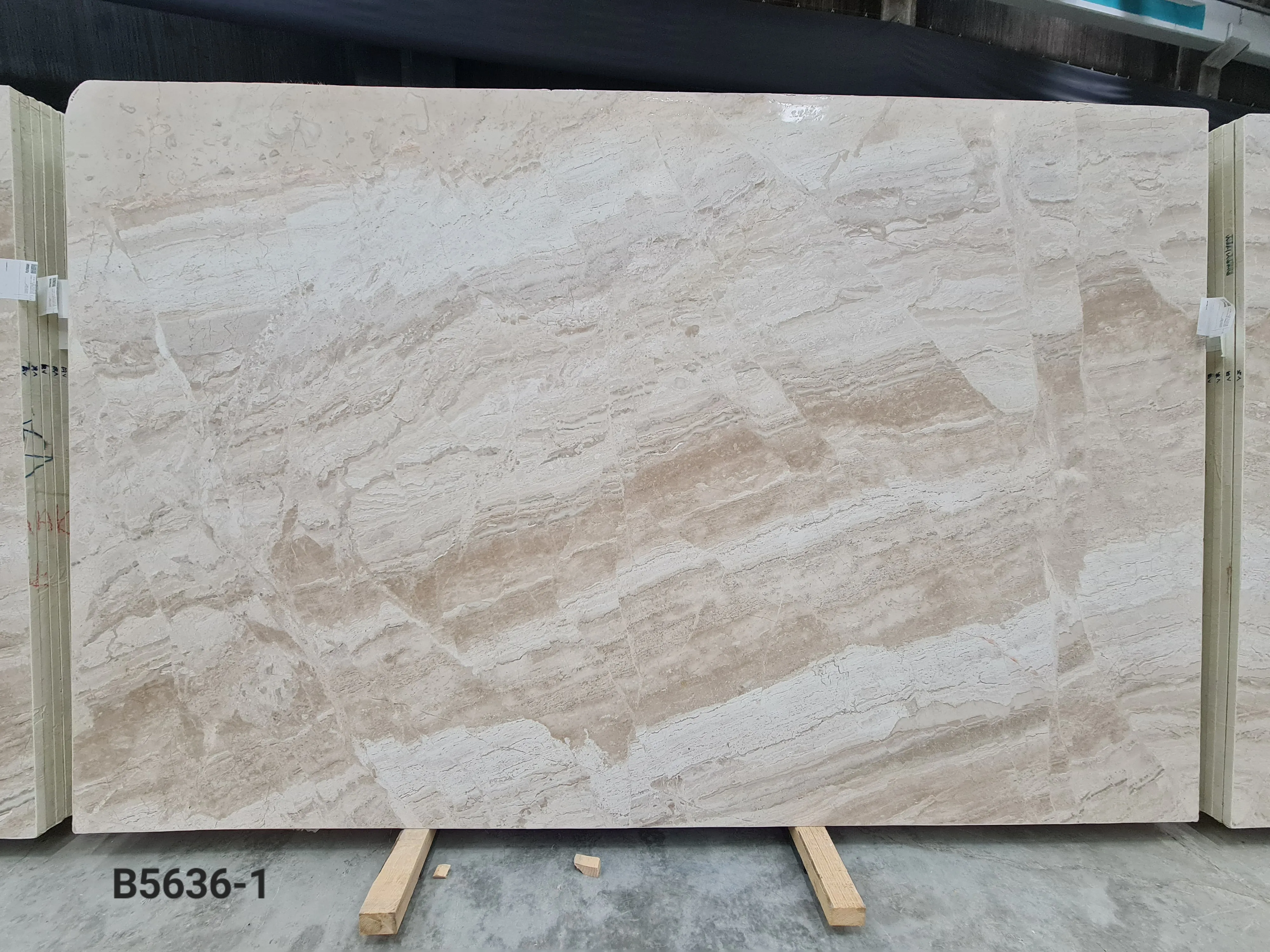 B5636 - 2 CM Diana Royal Honed