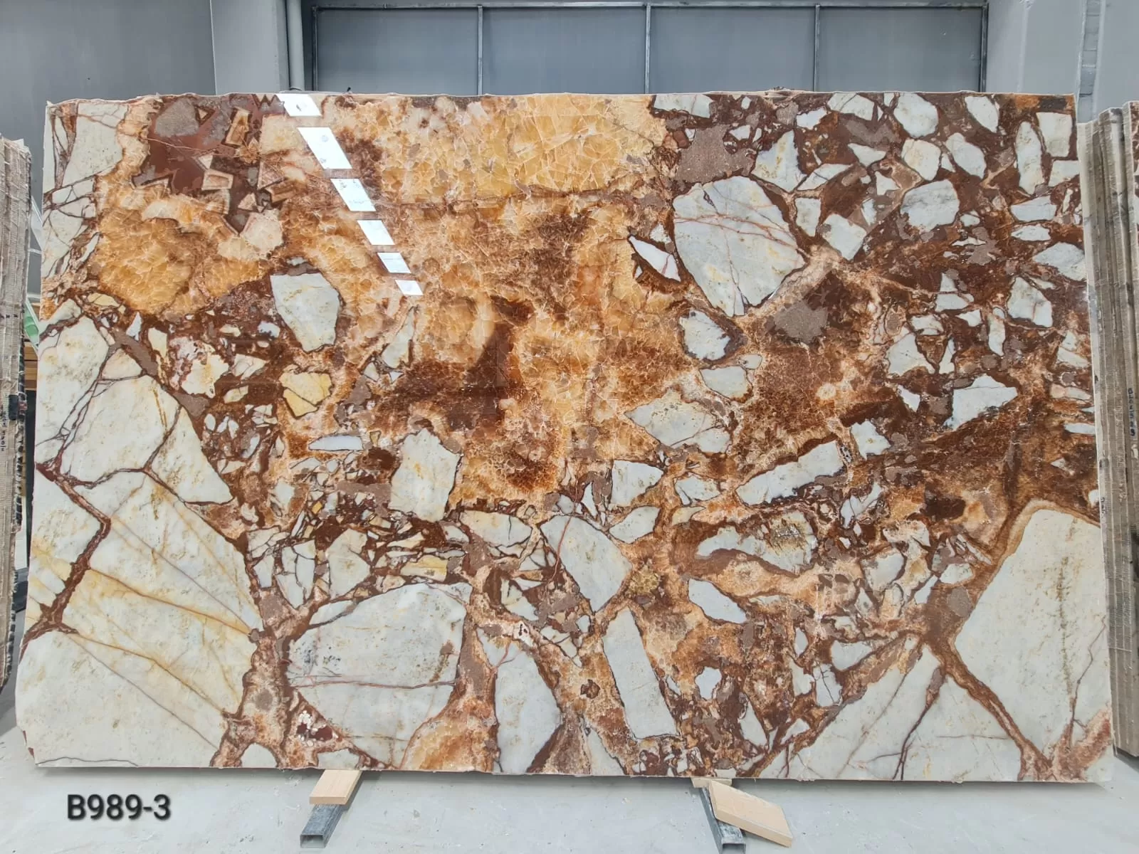 B989 - 2 CM Fire Fantastico Polished