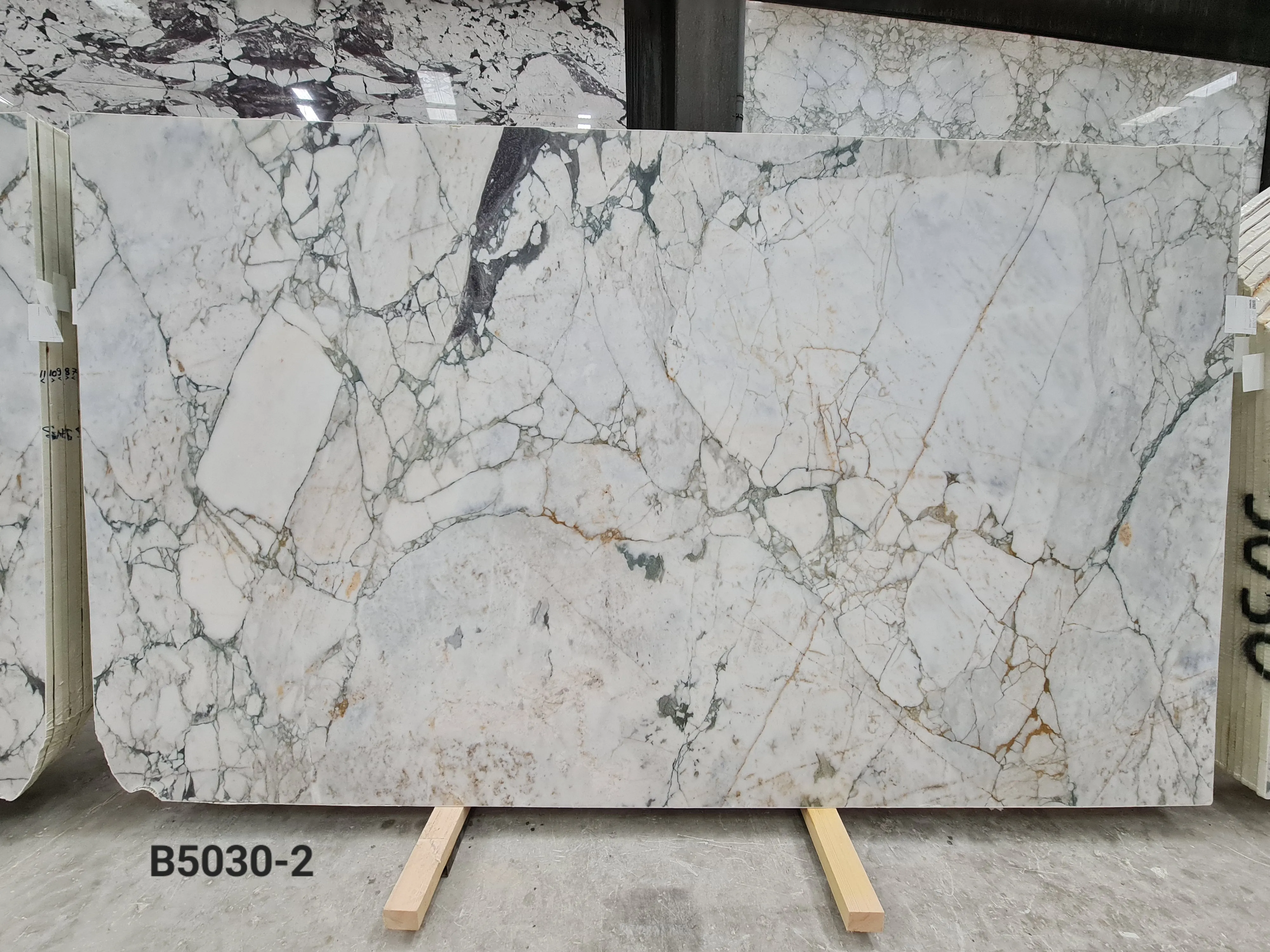 B5030 - 2 CM Calacatta Green Honed