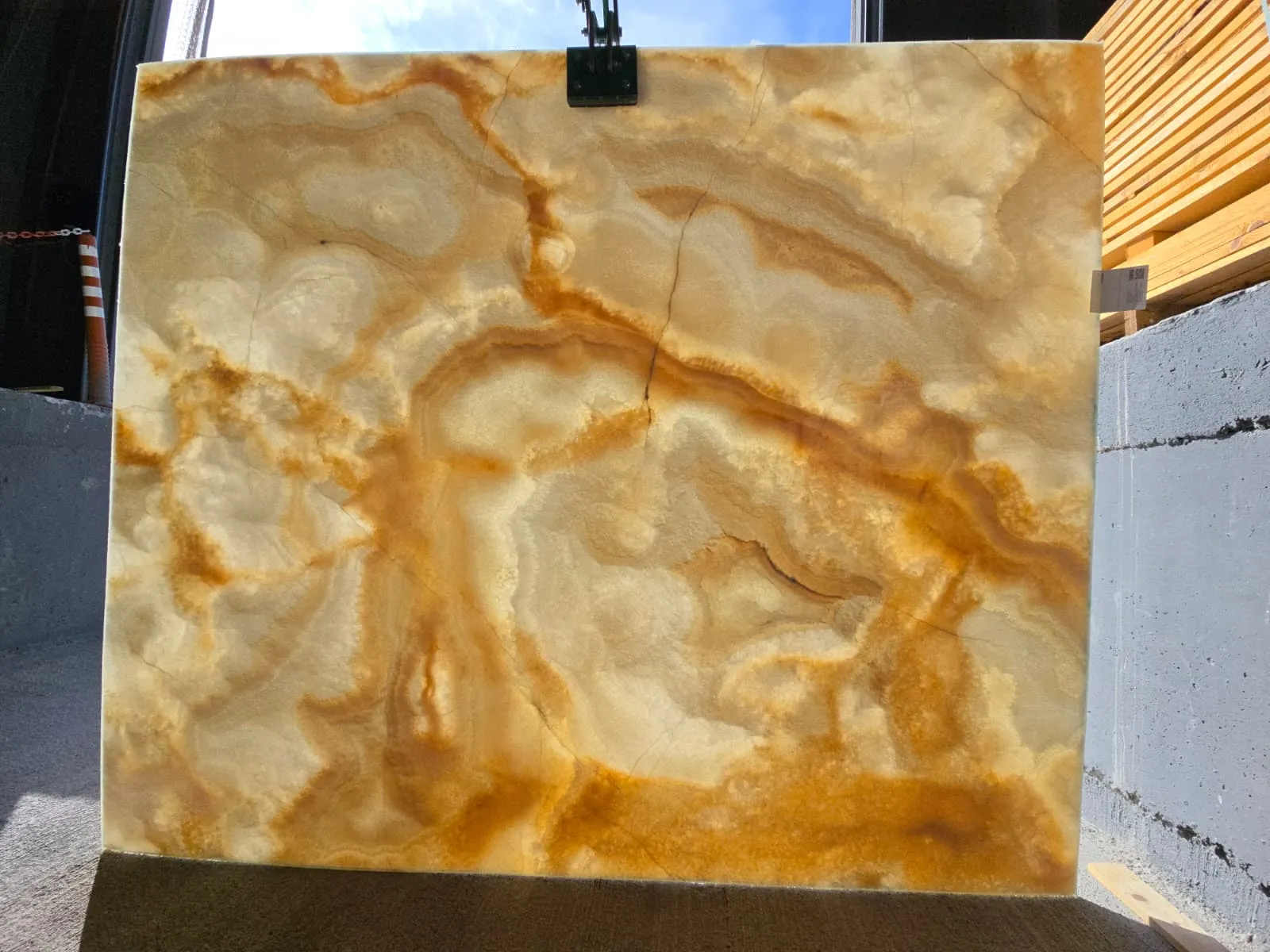 B5538 - 2 CM White Onyx Polished