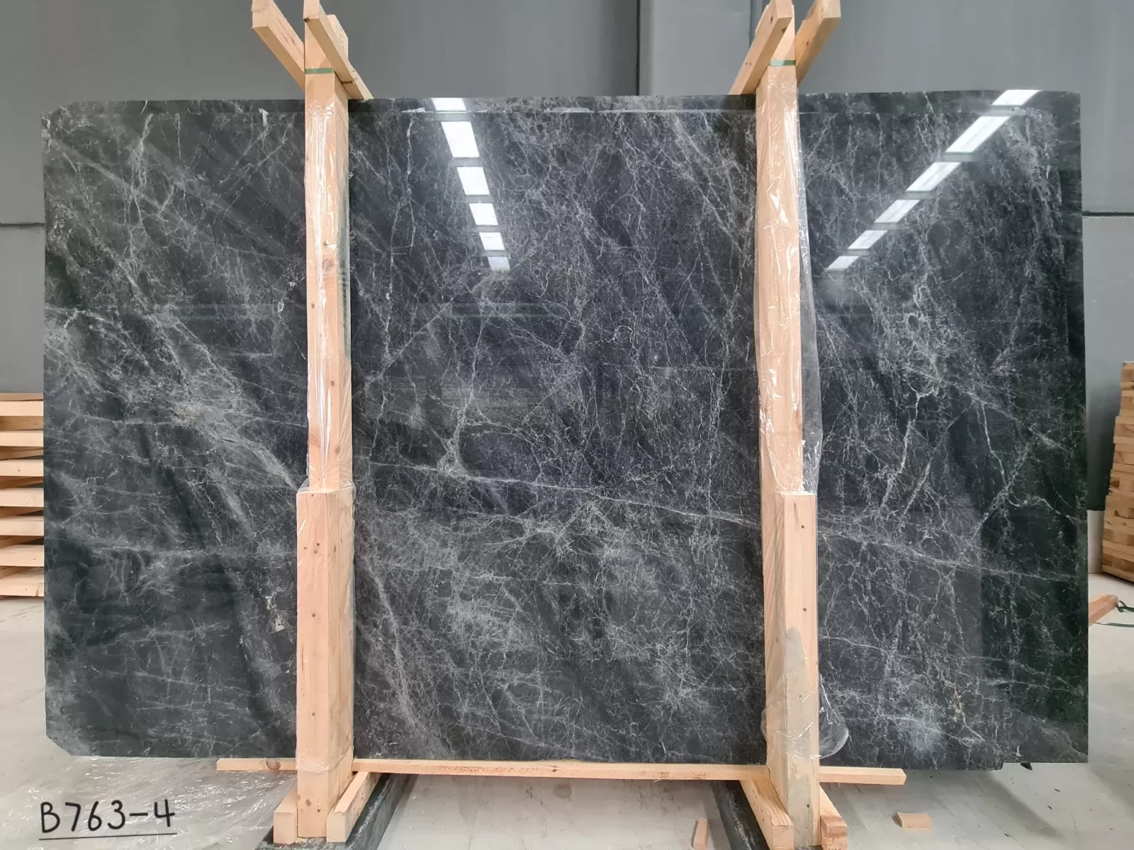 B763 - 2CM Black Emparador Polished