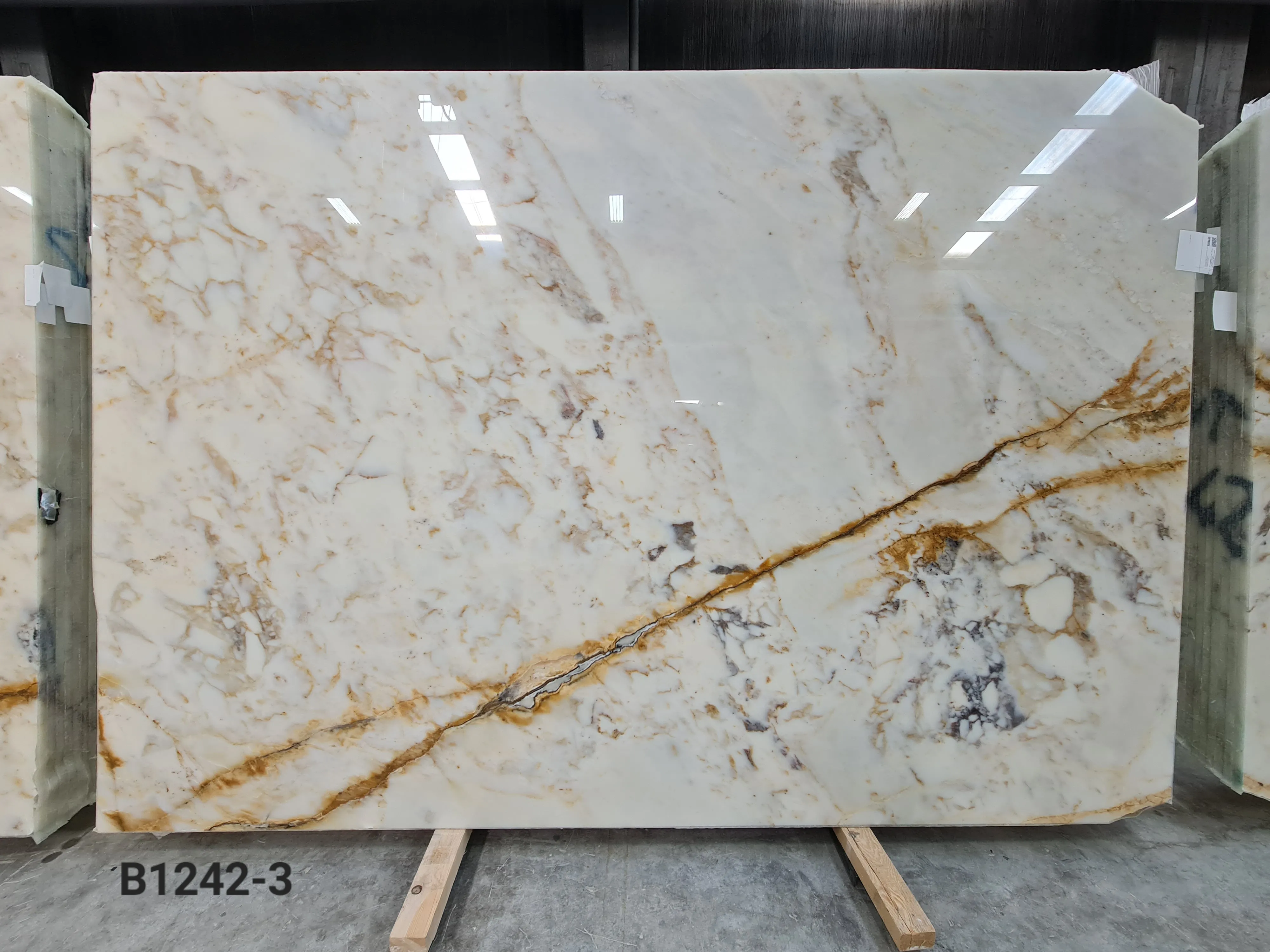 B1242 - 2 CM Afyon Sugar Violet Polished