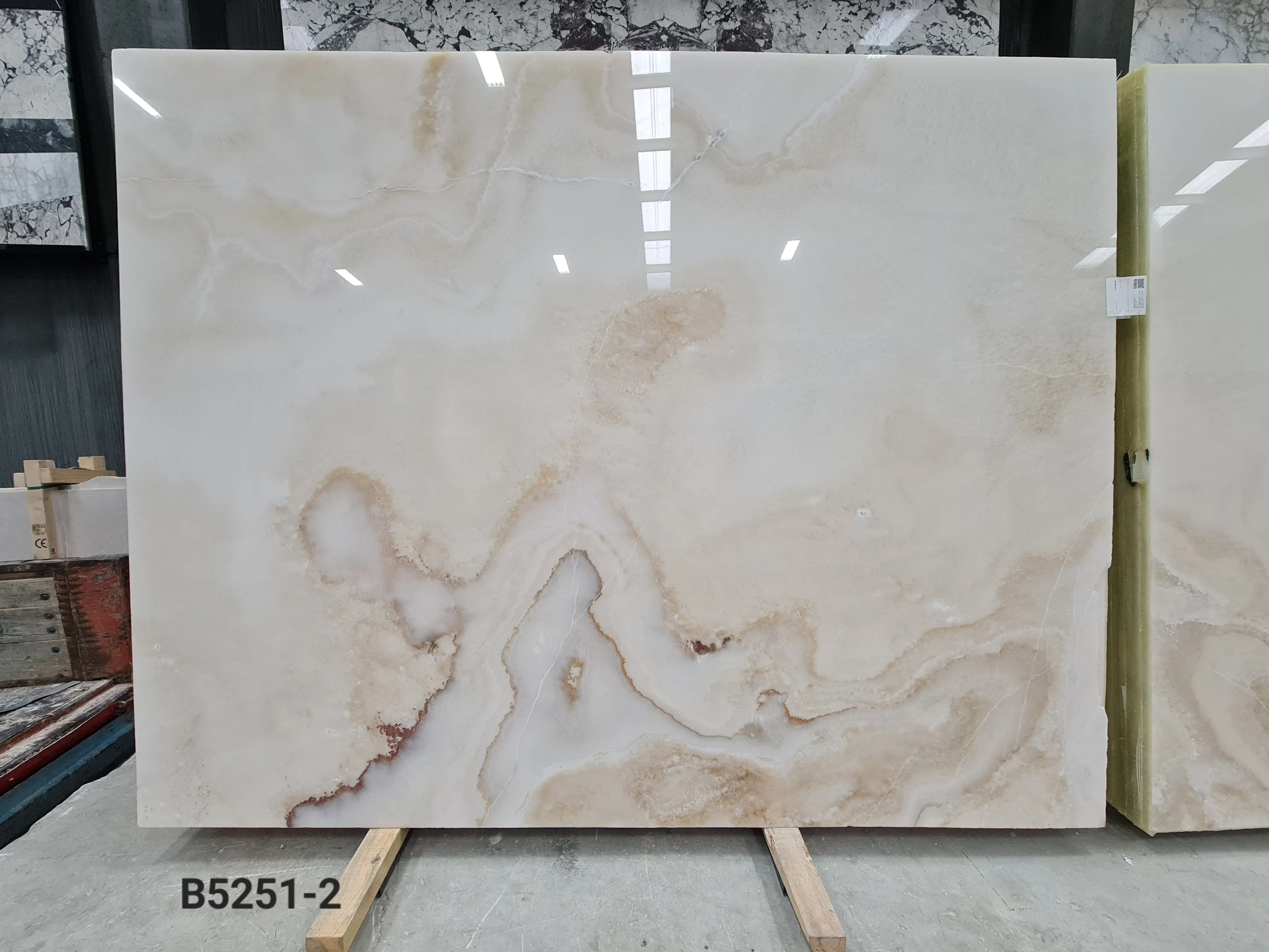 B5251 - 2 CM White Onyx Polished