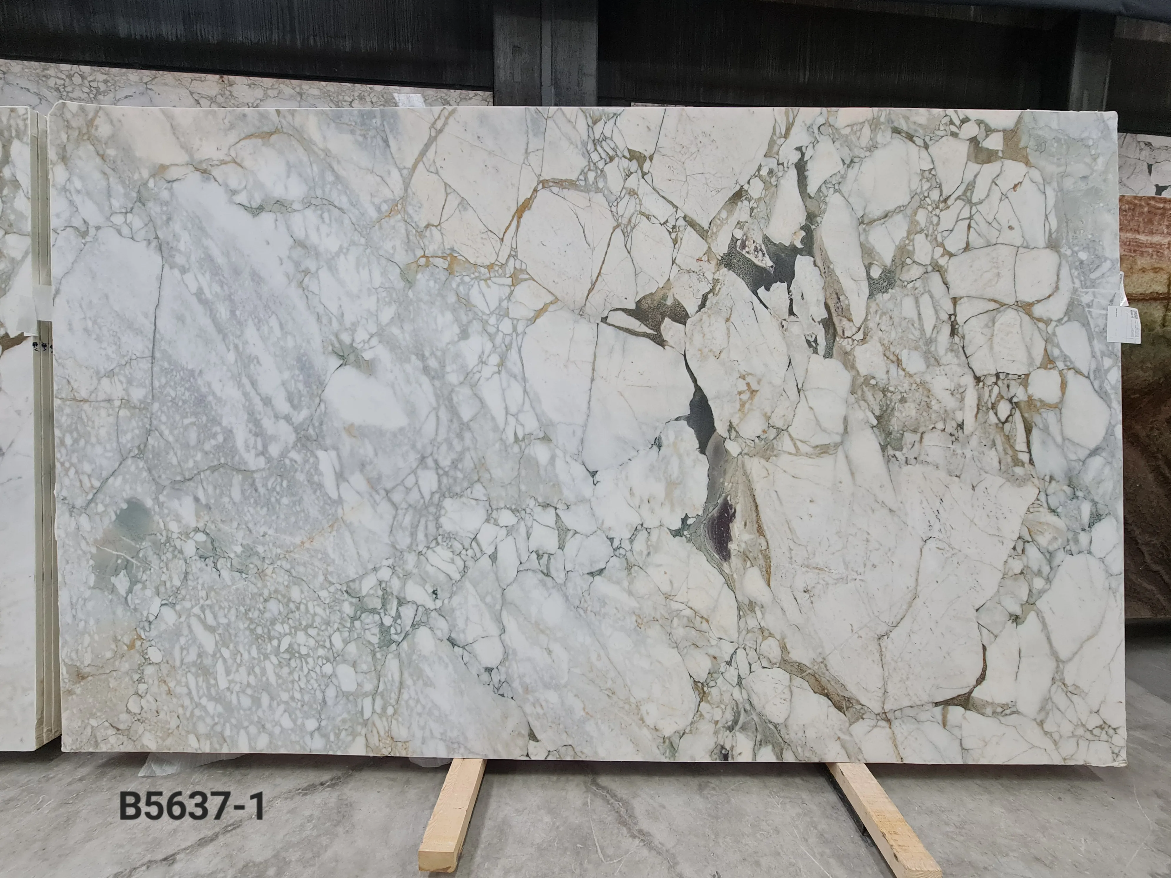 B5637 - 2 CM Calacatta Green Honed
