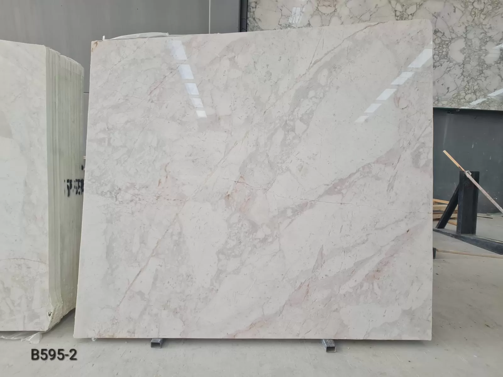 B595 - 2CM CALACATTA ROSSO POLISHED