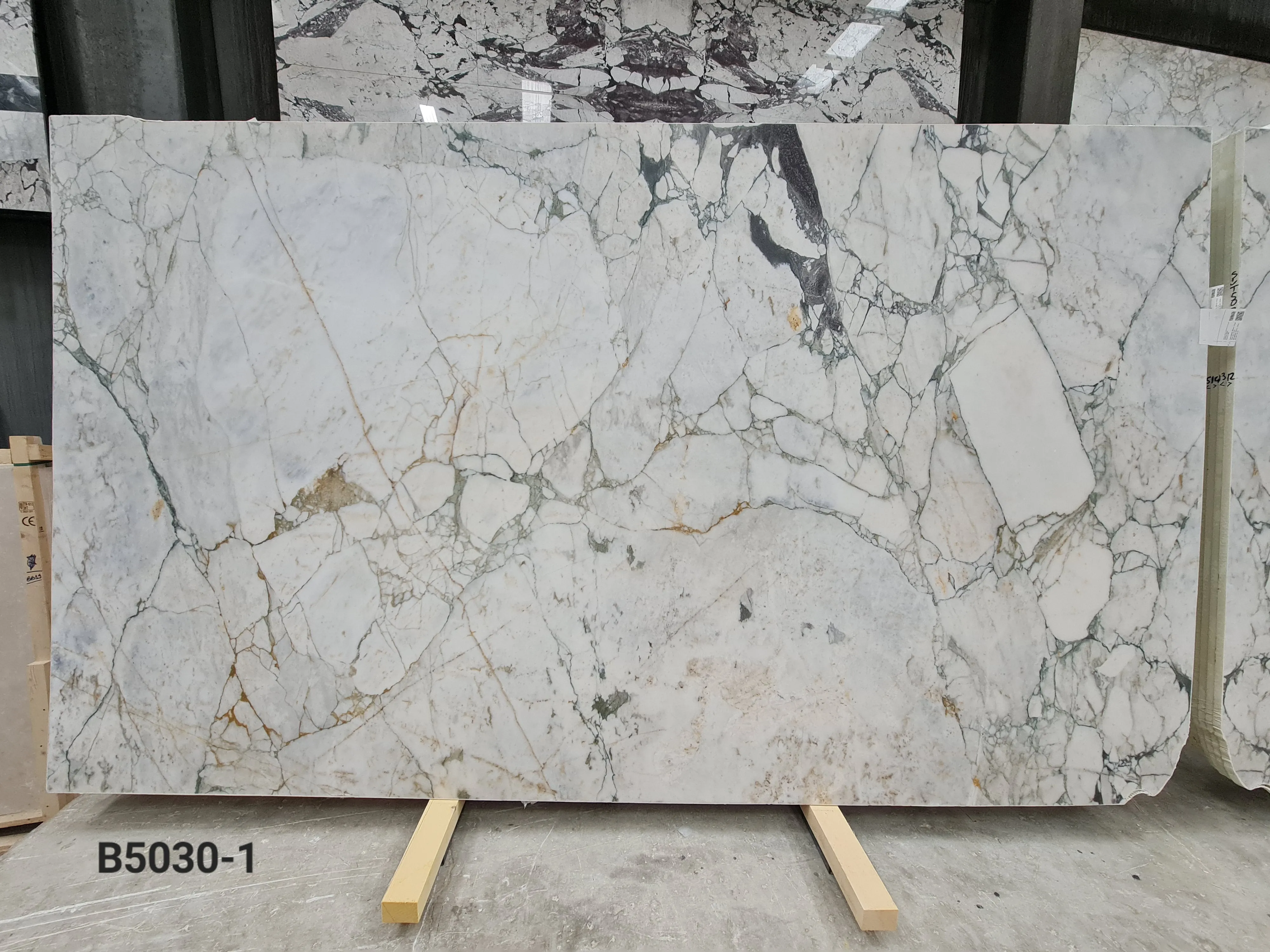 B5030 - 2 CM Calacatta Green Honed