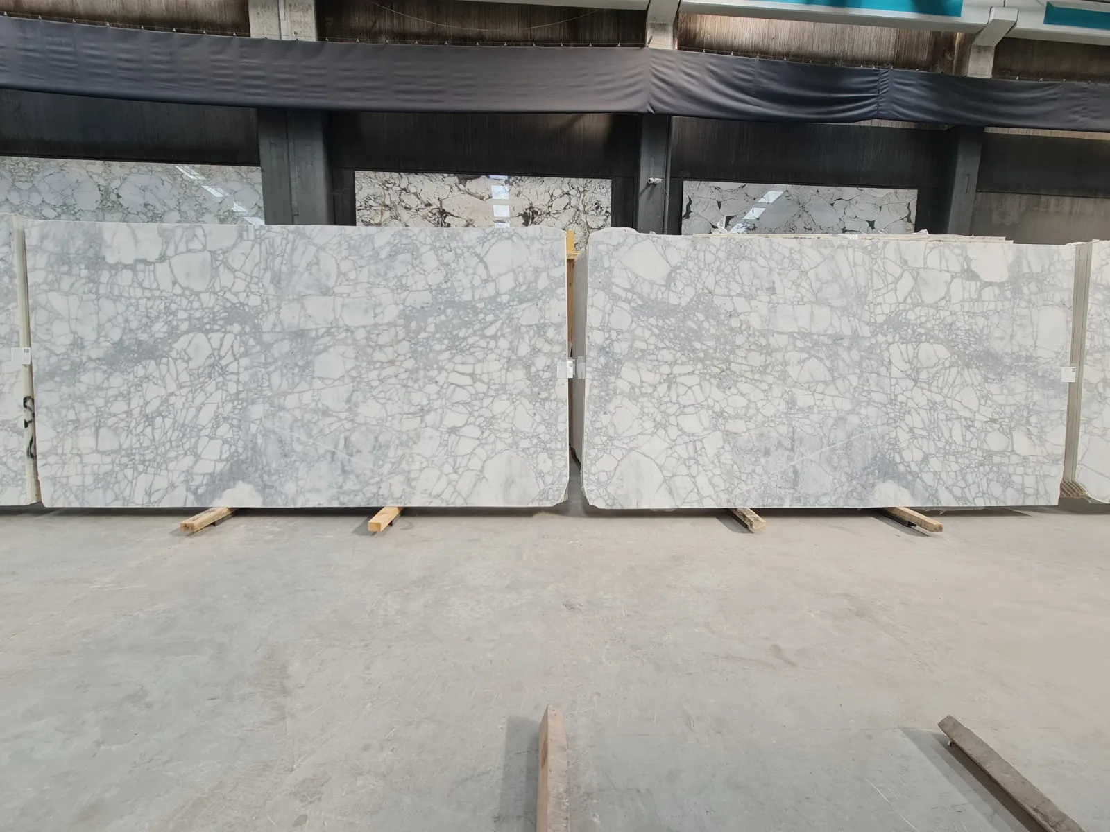 B2190 - 2 CM Calacatta Venato Honed